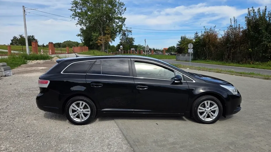 TOYOTA Avensis -