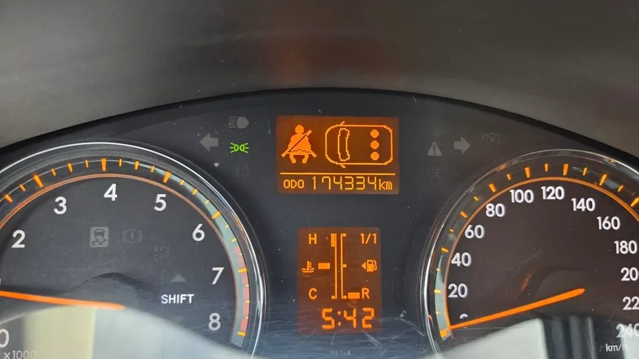 TOYOTA Avensis -