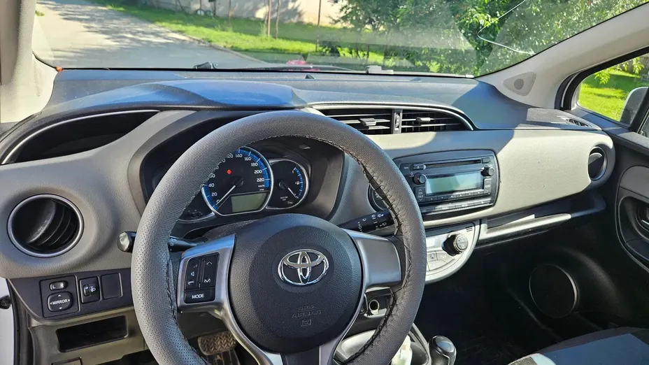 TOYOTA Yaris -