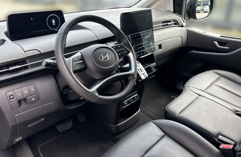 HYUNDAI Staria Staria 1.6 T-GDI HEV Smart VIP aut