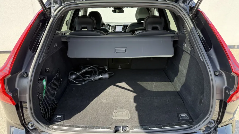VOLVO XC60 XC60 T6 Plug-In Hybrid AWD Plus Dark aut