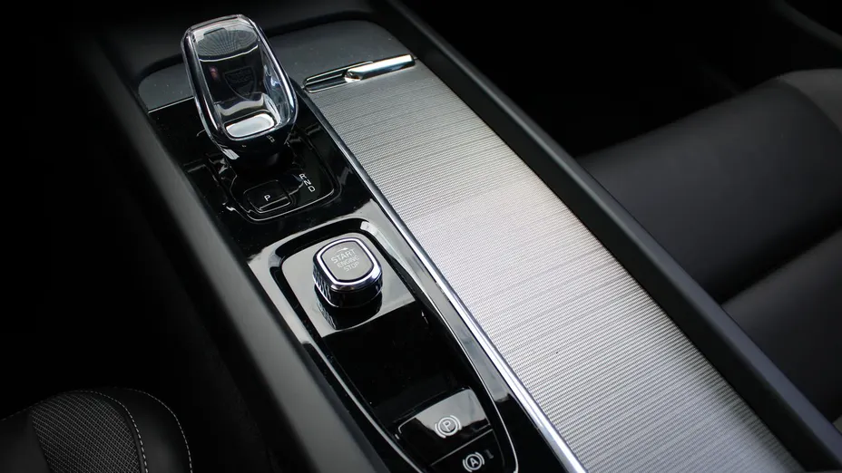 VOLVO V60 R DESIGN V60 B4 D Plus Dark aut