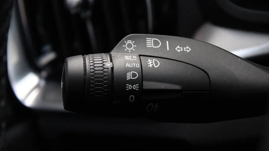 VOLVO V60 R DESIGN V60 B4 D Plus Dark aut