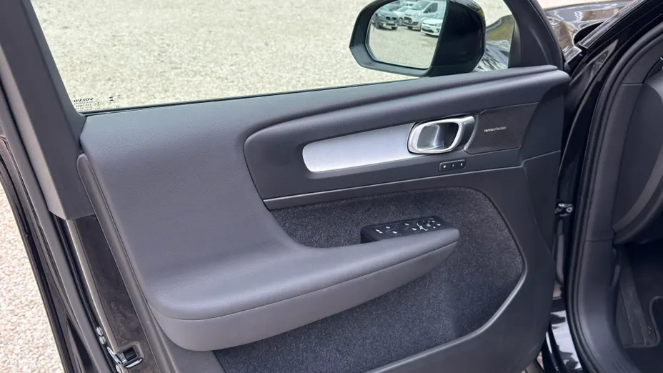 VOLVO XC40 XC40 B3 Plus Dark aut