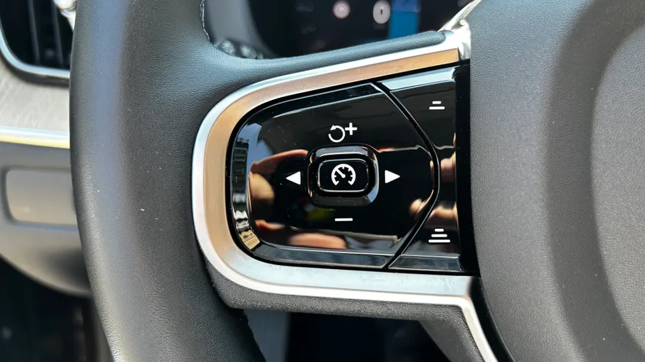 VOLVO XC60 XC60 B5 B AWD Plus Dark aut