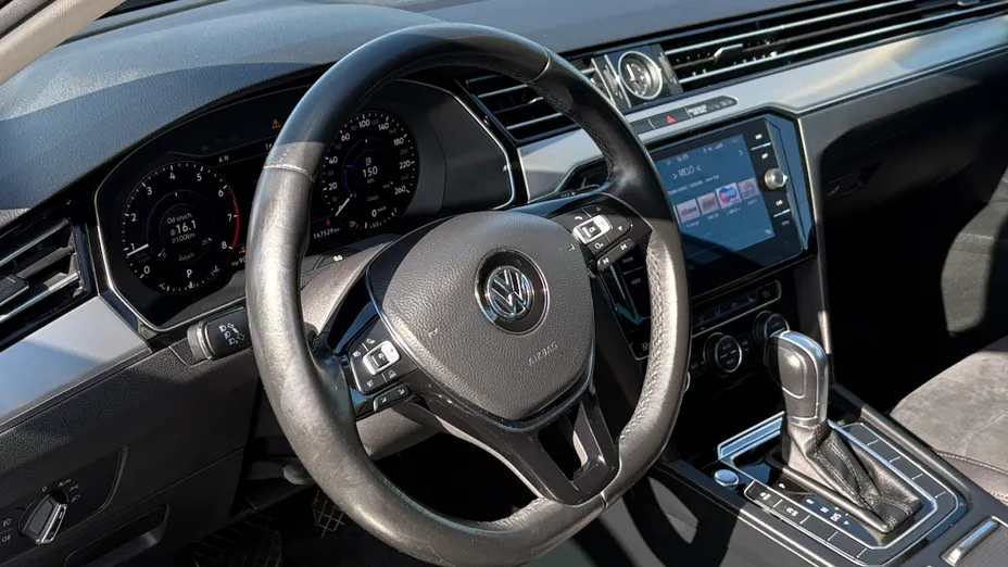 VOLKSWAGEN Passat -