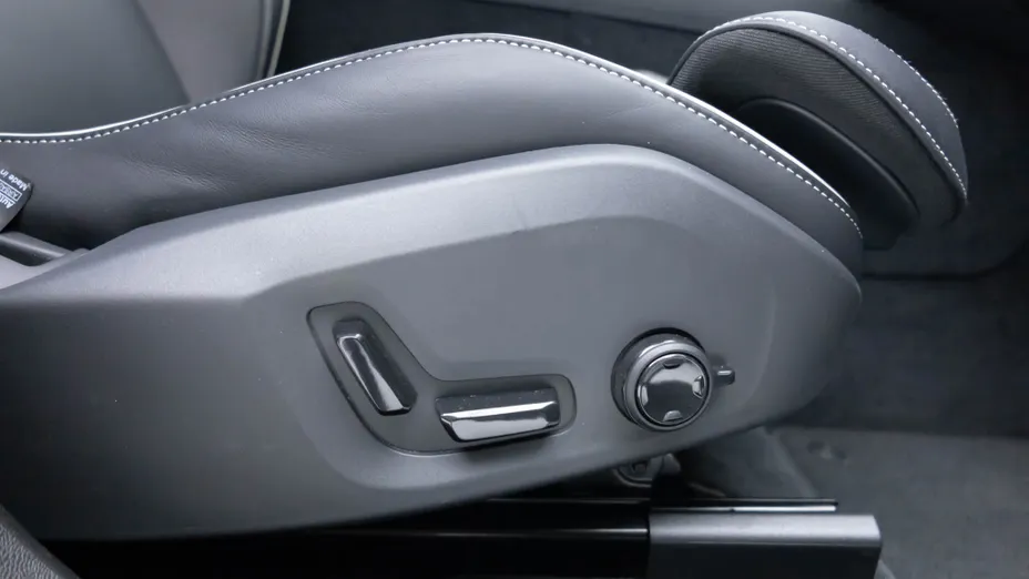 VOLVO XC60 XC60 T6 Plug-In Hybrid AWD Ultra Black Edition aut