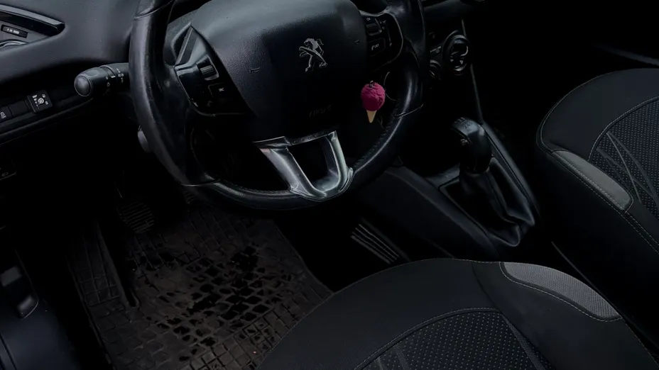 PEUGEOT 208 -