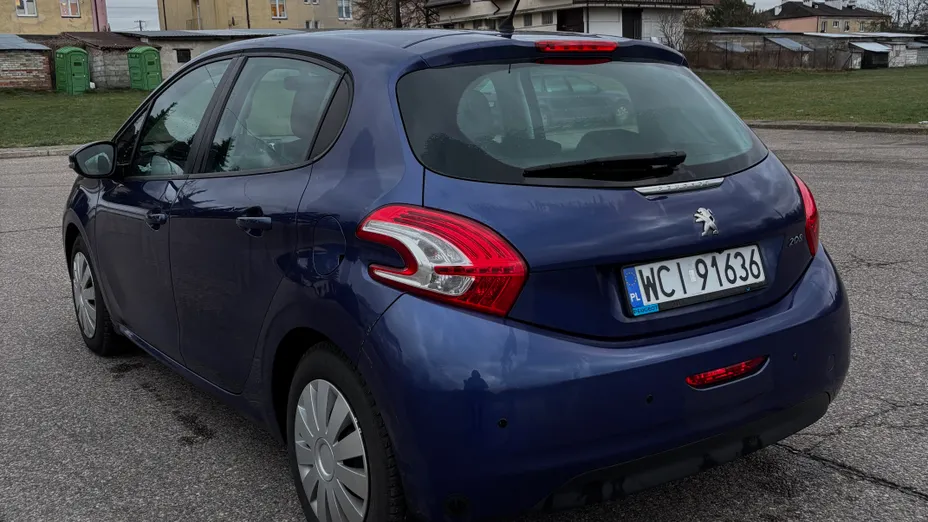 PEUGEOT 208 -
