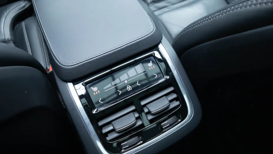 VOLVO XC90 XC90 T8 AWD Plug-In Hybrid Ultra Dark 7os aut