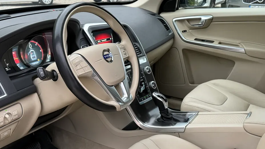 VOLVO XC60 -