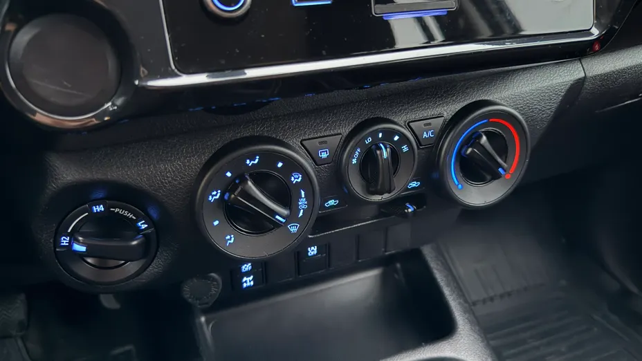 TOYOTA HiLux Hilux 2.4 D-4D Double Cab DLX 4x4