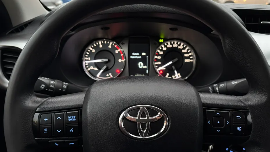 TOYOTA HiLux Hilux 2.4 D-4D Double Cab DLX 4x4