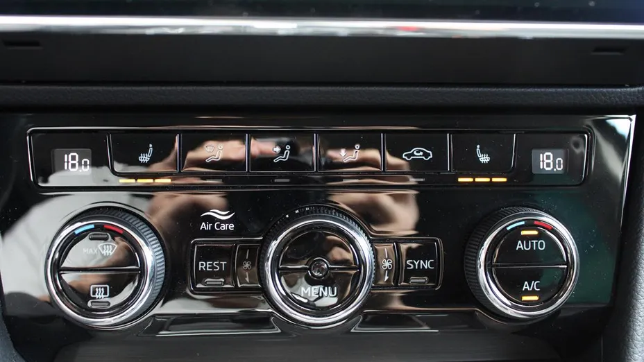 SKODA Superb Superb 2.0 TDI SCR Style DSG