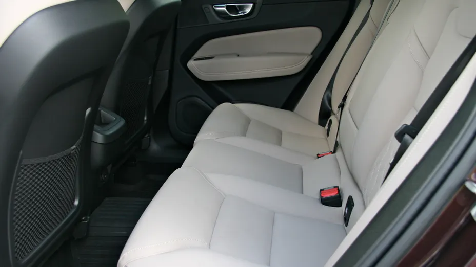 VOLVO XC60 XC60 B5 B AWD Plus Dark aut