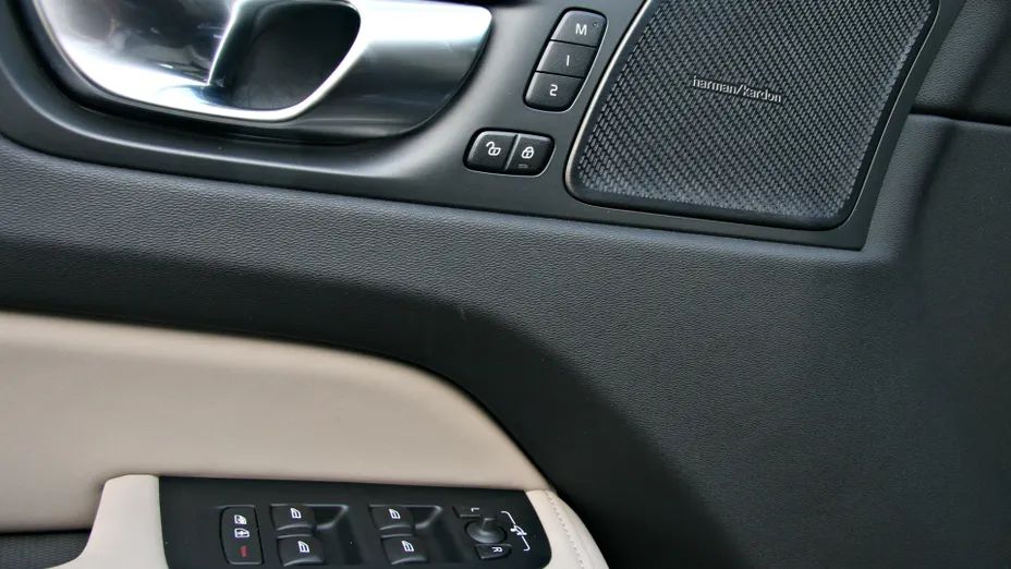 VOLVO XC60 XC60 B5 B AWD Plus Dark aut