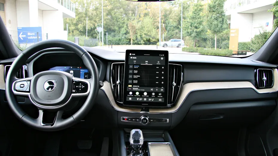 VOLVO XC60 XC60 B5 B AWD Plus Dark aut