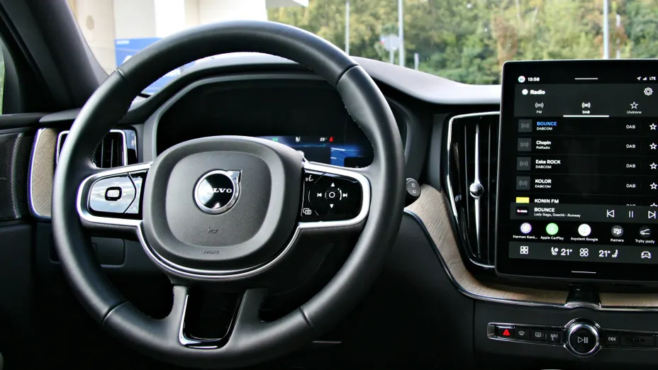 VOLVO XC60 XC60 B5 B AWD Plus Dark aut