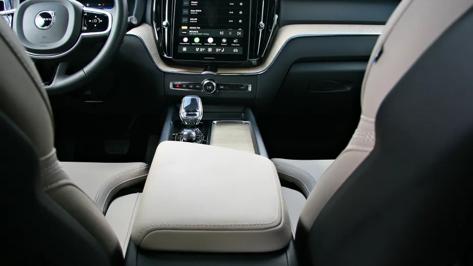 VOLVO XC60 XC60 B5 B AWD Plus Dark aut
