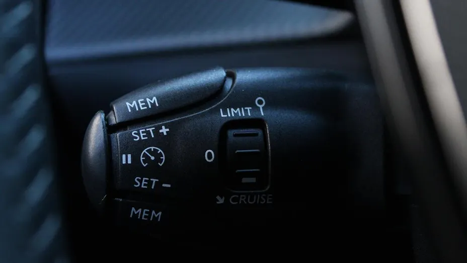 PEUGEOT 2008 2008 1.5 BlueHDi Allure S&S EAT8