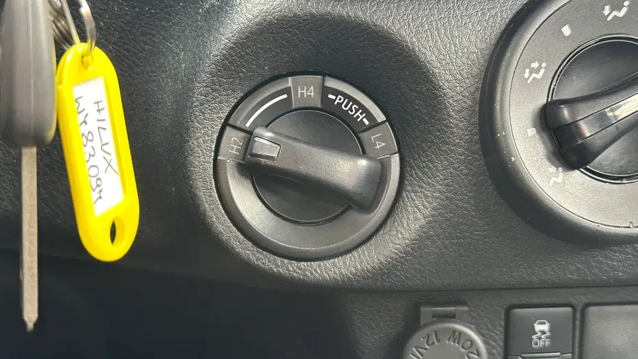 TOYOTA HiLux Hilux 2.4 D-4D Double Cab DLX 4x4