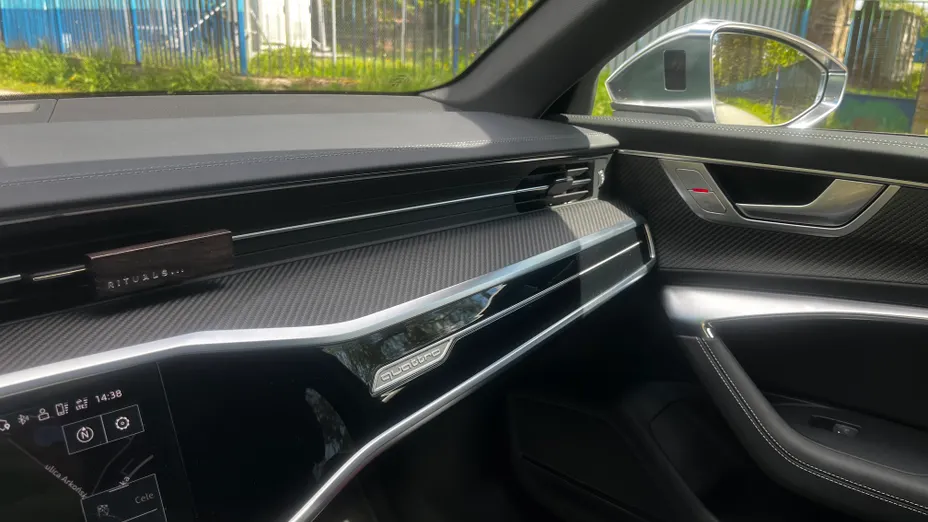 AUDI S6 -