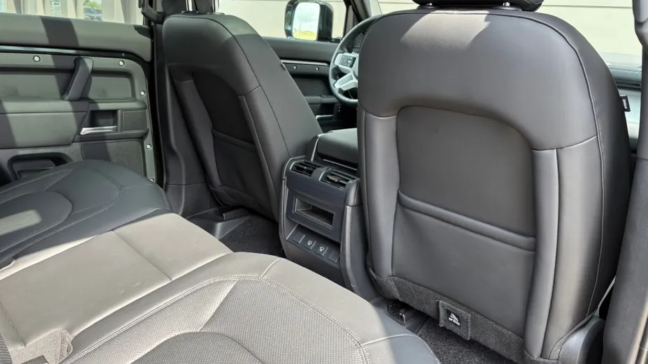 LAND ROVER Defender Defender 110 3.0 D300 mHEV X-Dynamic SE