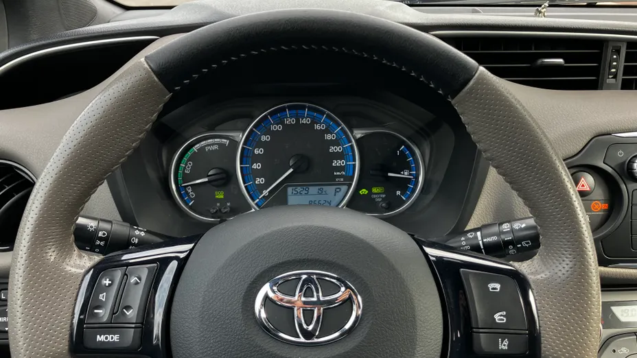 TOYOTA Yaris -