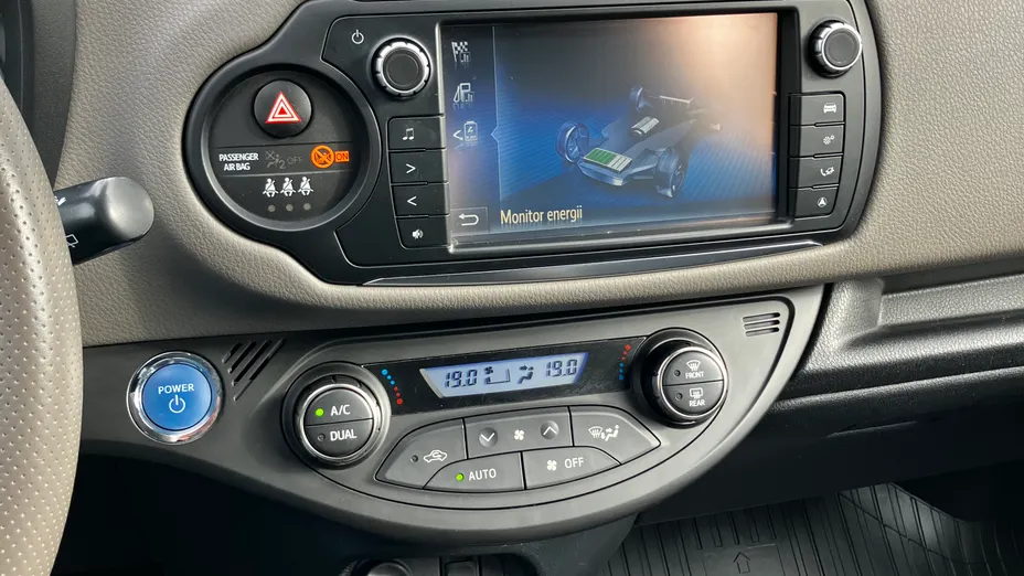 TOYOTA Yaris -