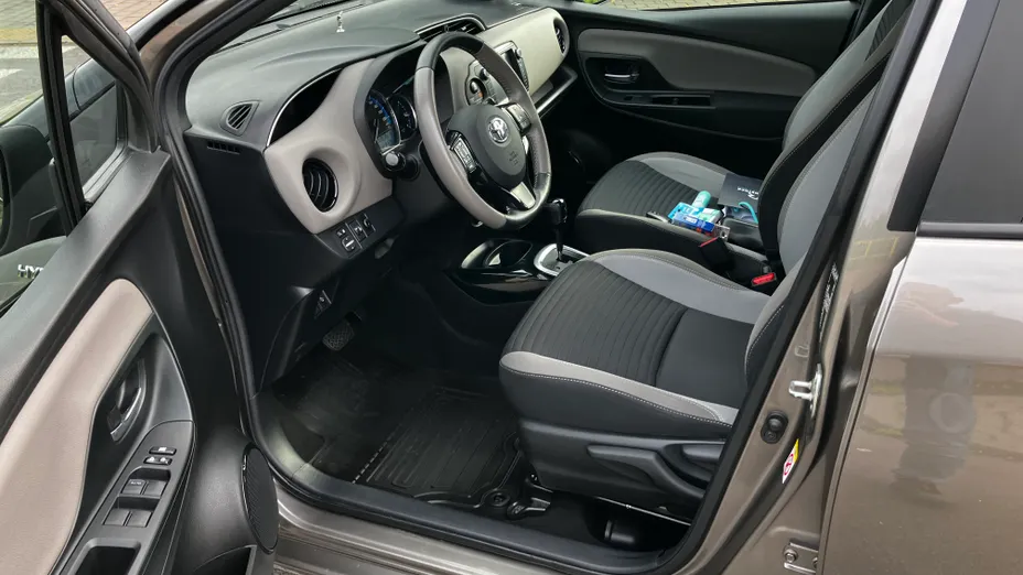TOYOTA Yaris -