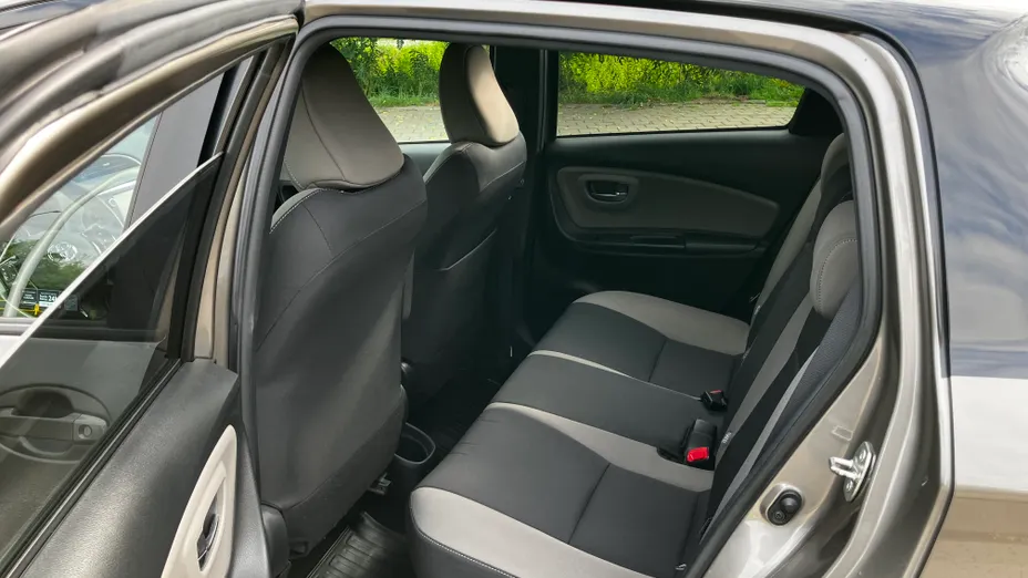 TOYOTA Yaris -