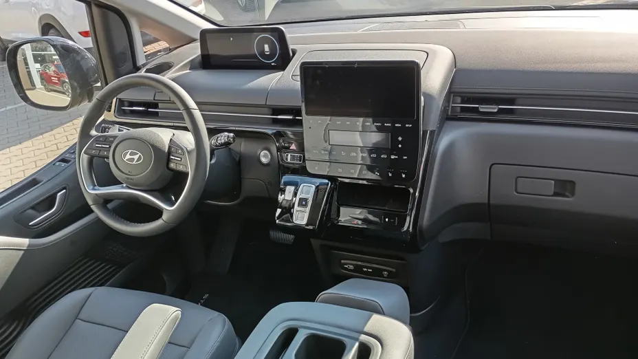 HYUNDAI Staria Staria 1.6 T-GDI HEV Smart VIP aut