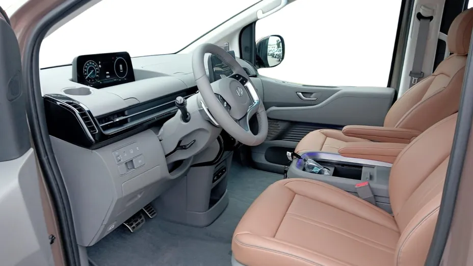 HYUNDAI Staria Staria 1.6 T-GDI HEV Luxury aut Nowy