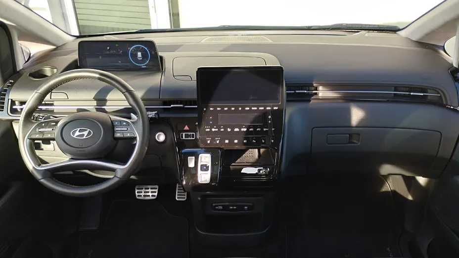 HYUNDAI Staria Staria 1.6 T-GDI HEV Luxury aut