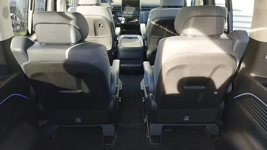 HYUNDAI Staria Staria 1.6 T-GDI HEV Luxury aut