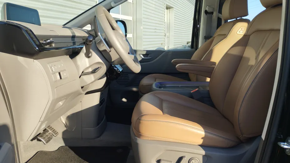 HYUNDAI Staria Staria 1.6 T-GDI HEV Luxury aut