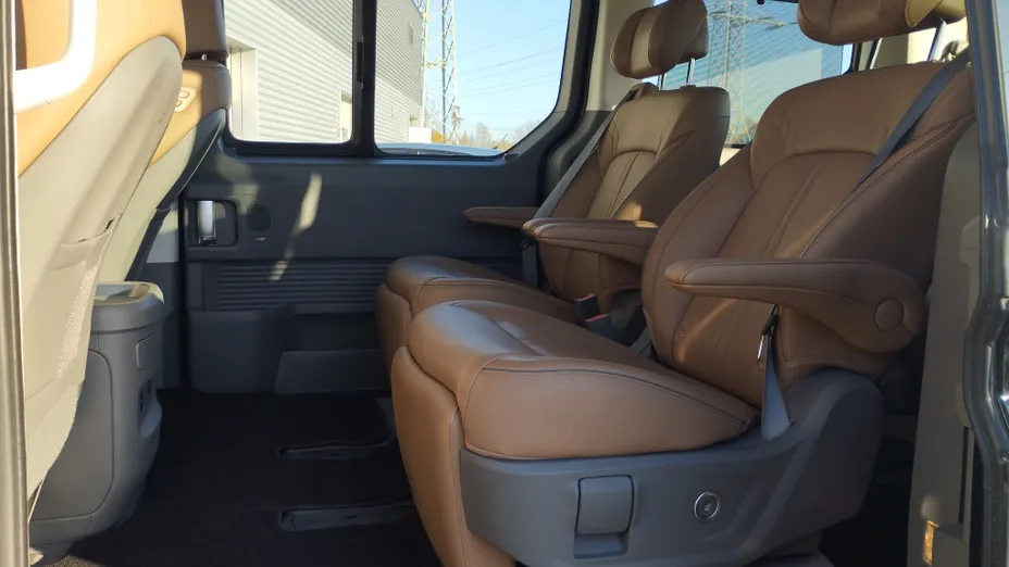 HYUNDAI Staria Staria 1.6 T-GDI HEV Luxury aut