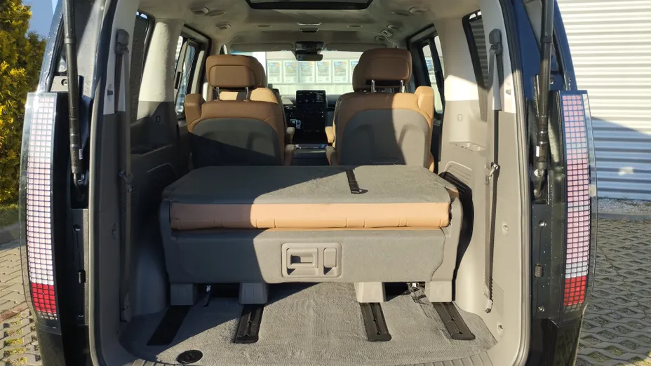 HYUNDAI Staria Staria 1.6 T-GDI HEV Luxury aut