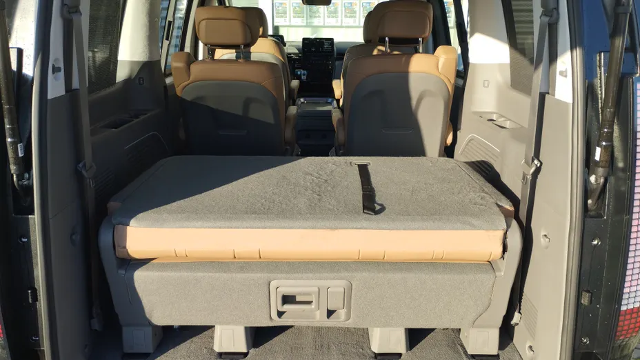 HYUNDAI Staria Staria 1.6 T-GDI HEV Luxury aut