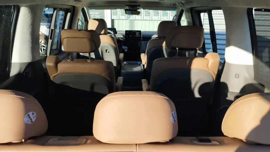 HYUNDAI Staria Staria 1.6 T-GDI HEV Luxury aut