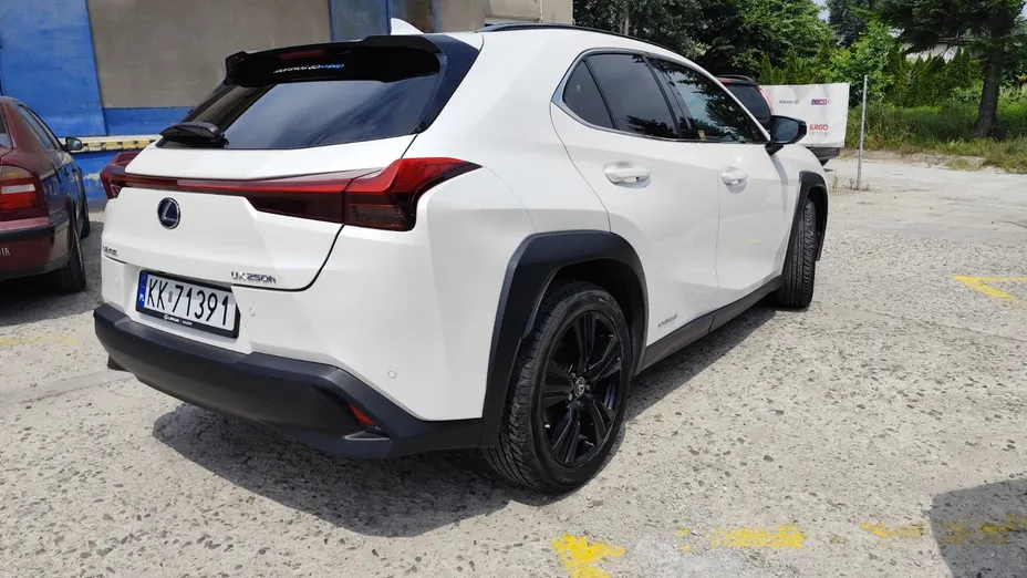 LEXUS UX -
