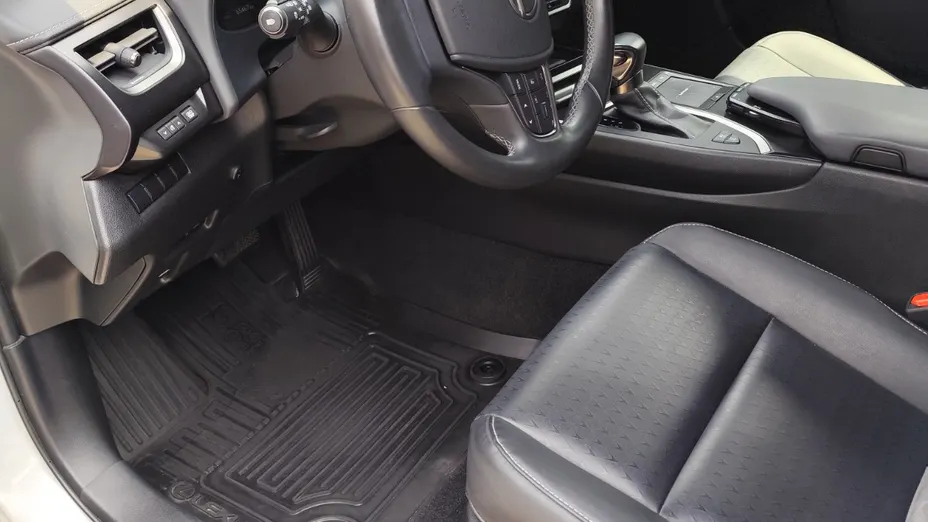 LEXUS UX -