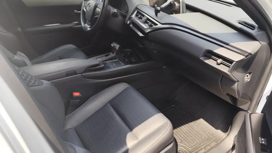 LEXUS UX -