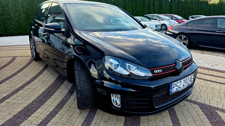 VOLKSWAGEN Golf -