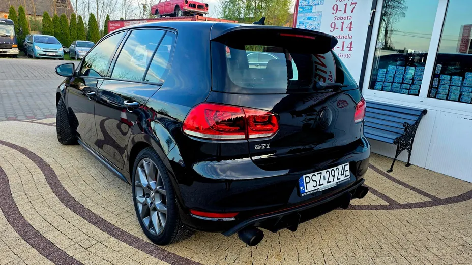 VOLKSWAGEN Golf -