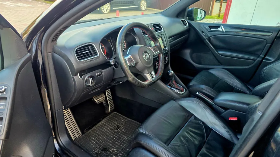 VOLKSWAGEN Golf -