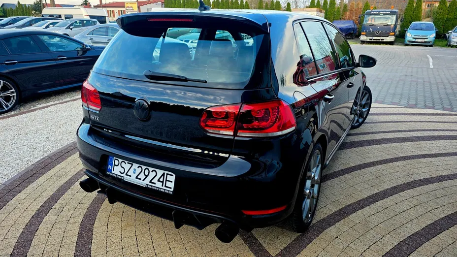 VOLKSWAGEN Golf -