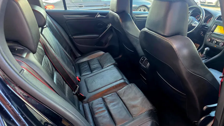 VOLKSWAGEN Golf -
