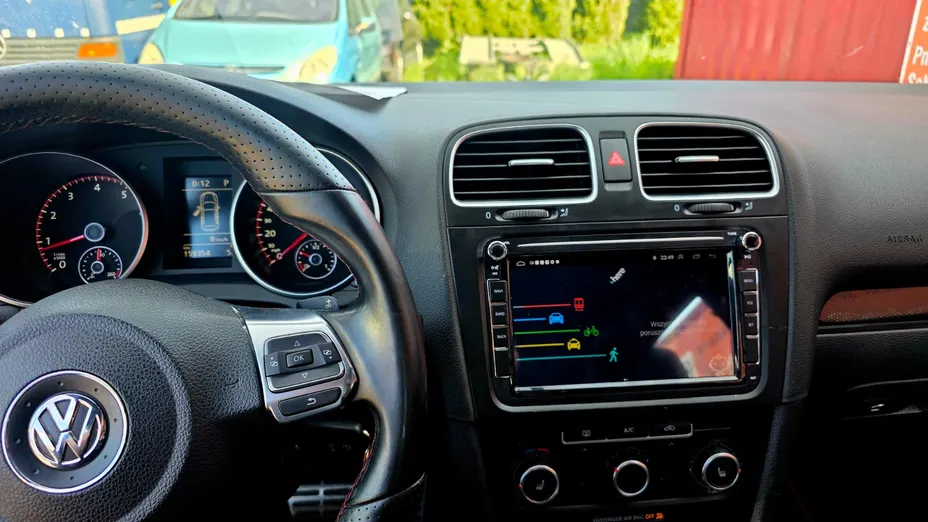 VOLKSWAGEN Golf -