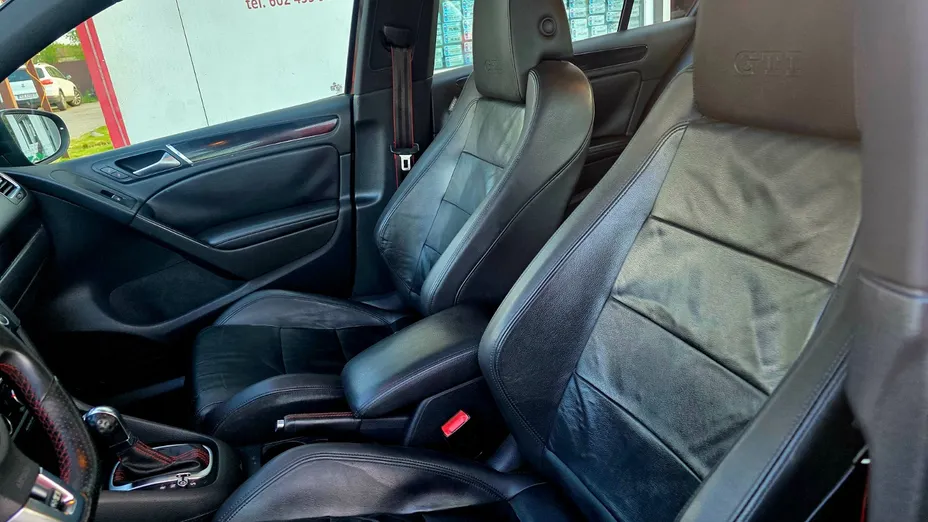 VOLKSWAGEN Golf -
